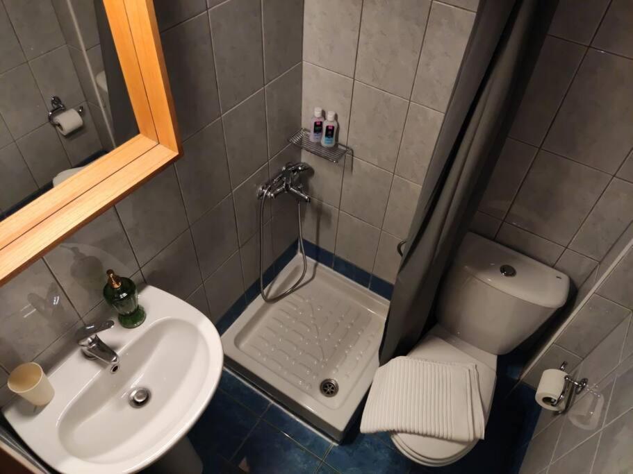 Elegant With Balcony & 1 Gbps Fiber Apartment *